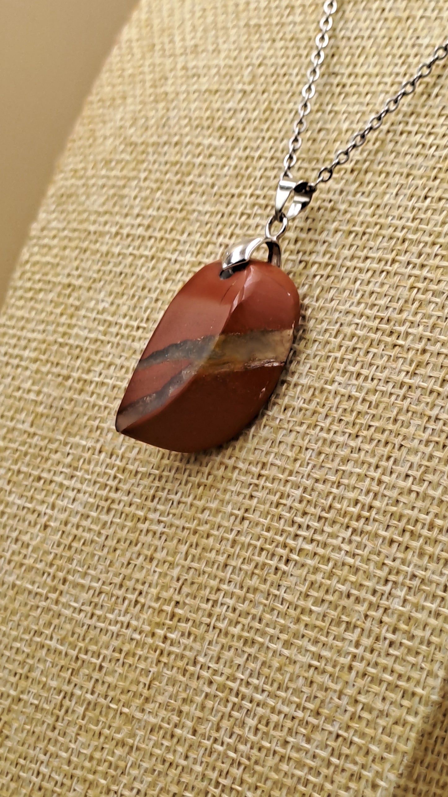 Pendentif en Jaspe rouge veiné