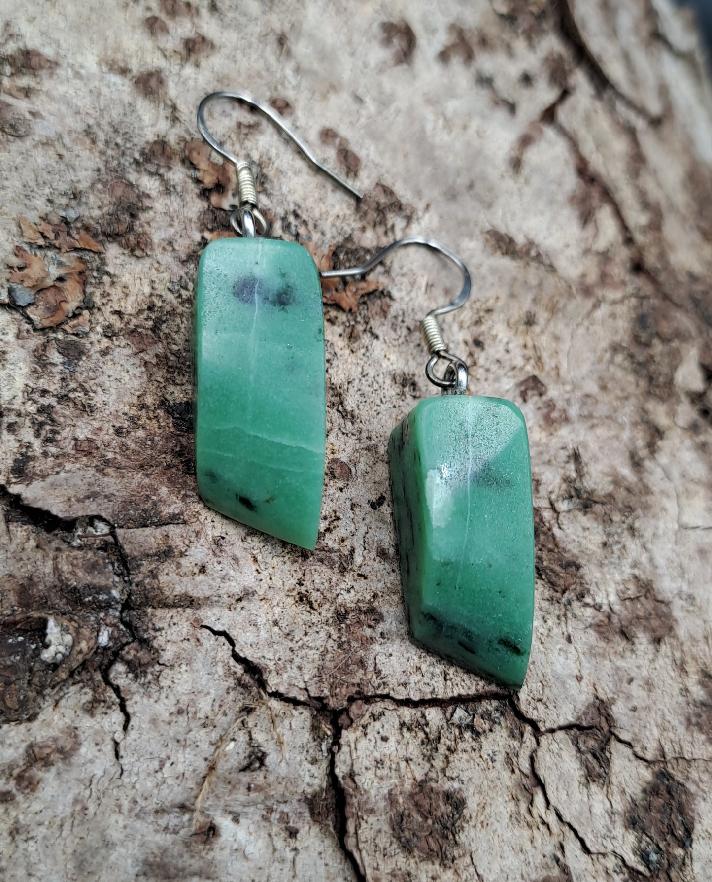 Boucles d'oreilles en Zoïzite Rubis