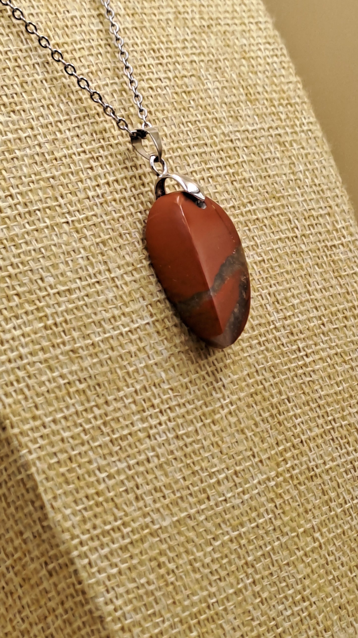 Pendentif en Jaspe rouge veiné