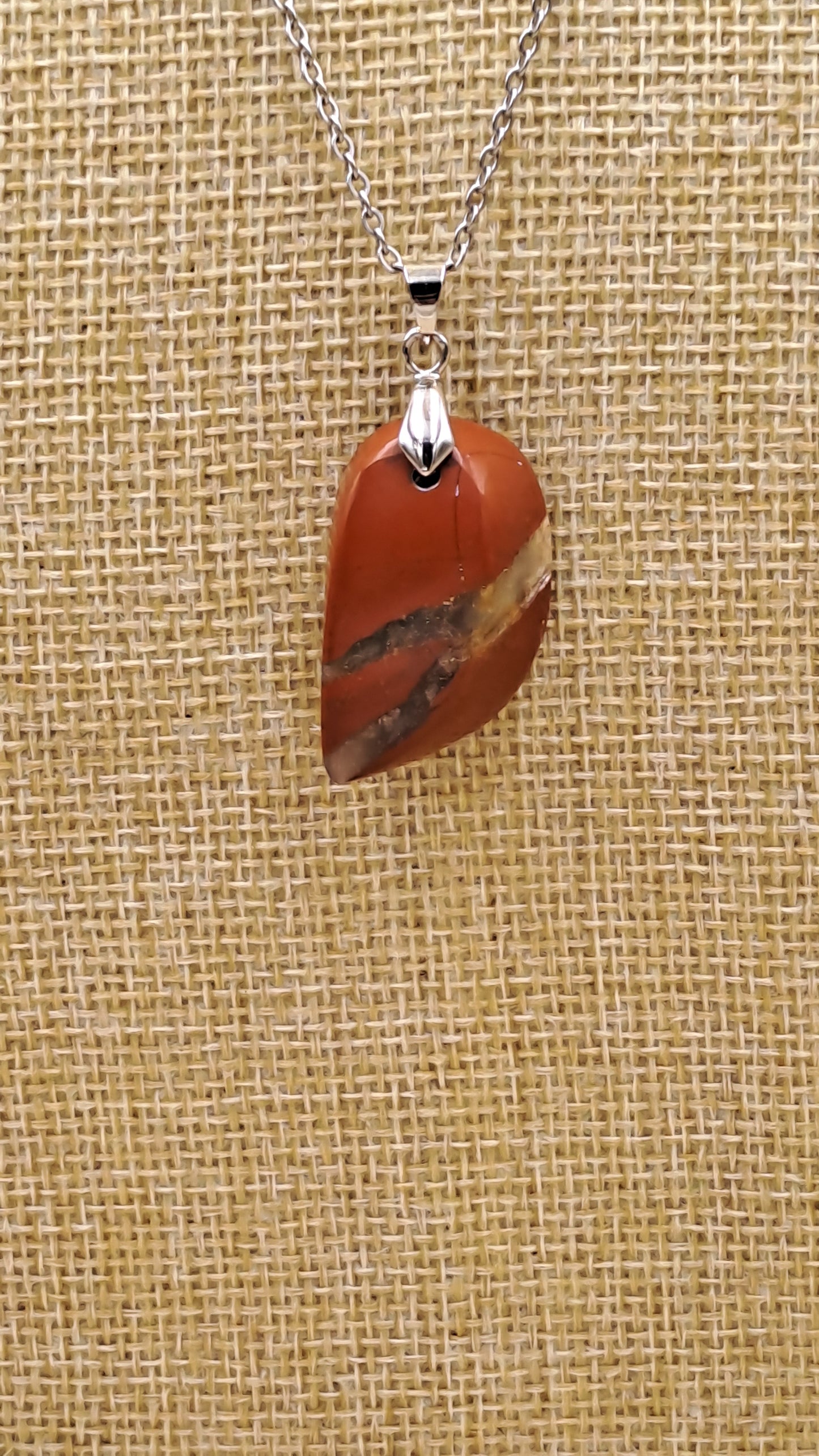 Pendentif en Jaspe rouge veiné