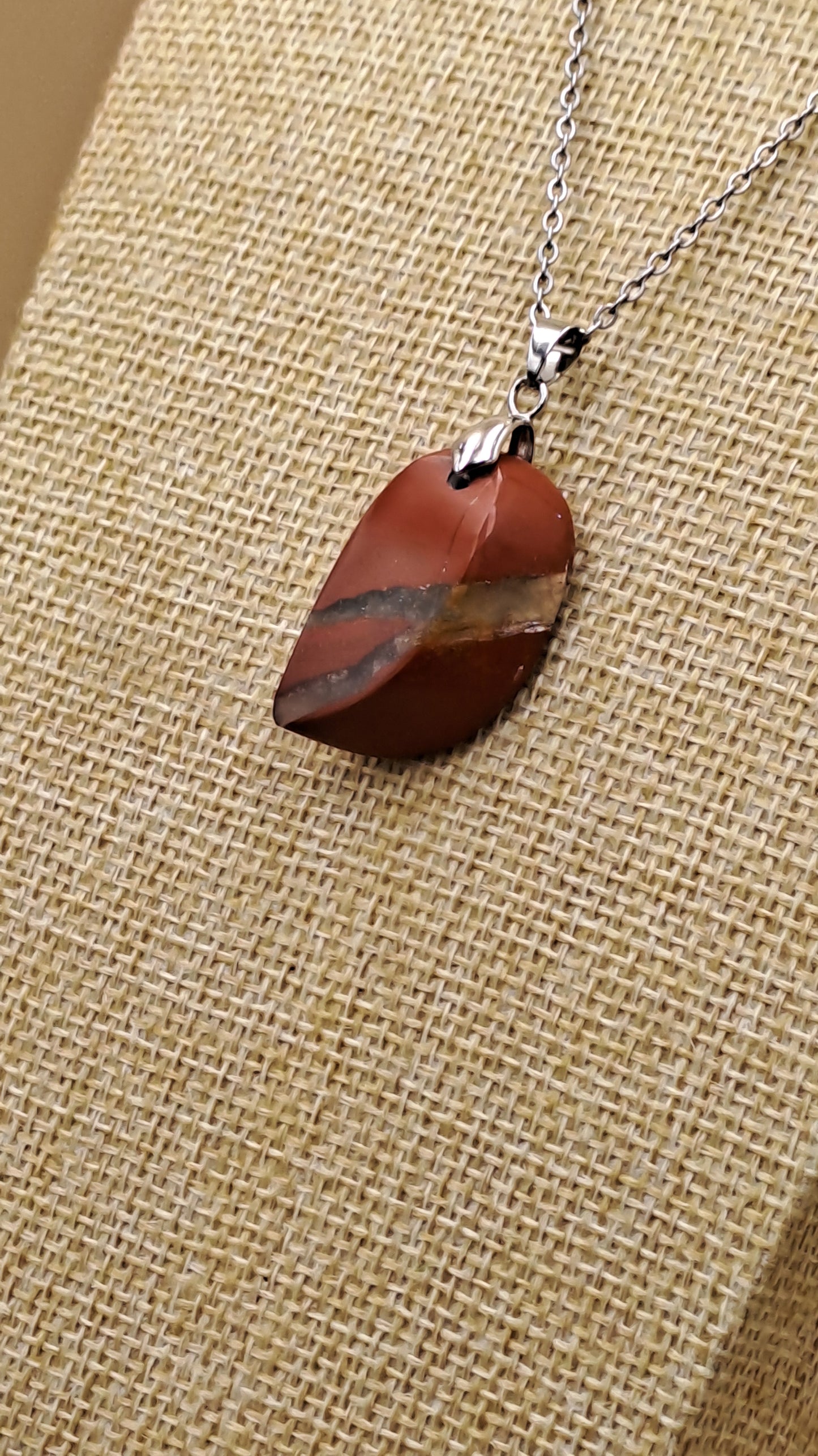 Pendentif en Jaspe rouge veiné